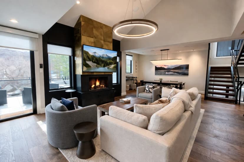 1121 Norfolk Luxury 5 Bedroom Retreat Near Main Street and Slopes