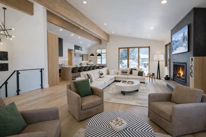 Spacious Mountain Oasis 1060 with Hot Tub and Outdoor Lounge