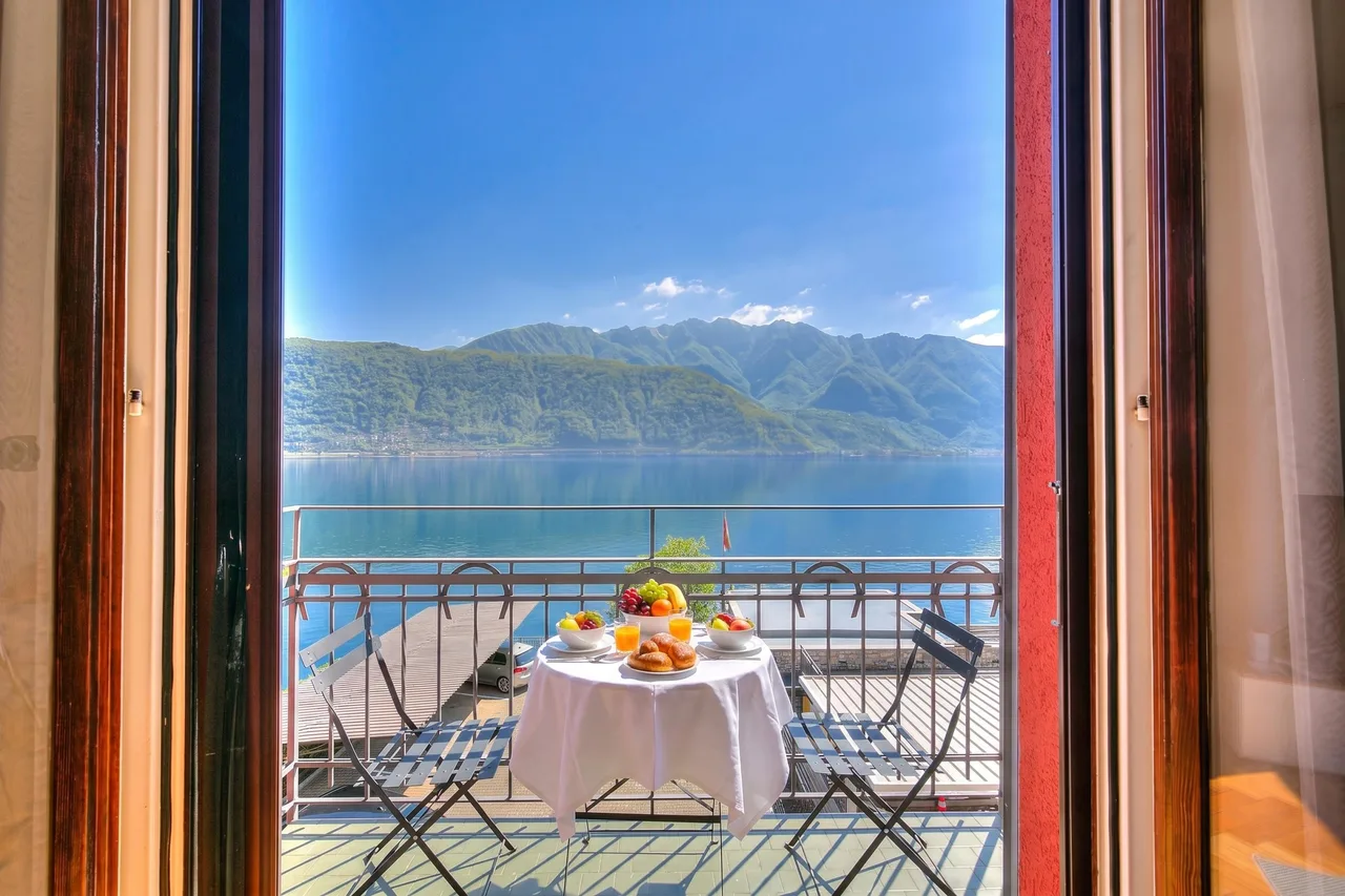 Scenic Waterfront Apartment in Ticino