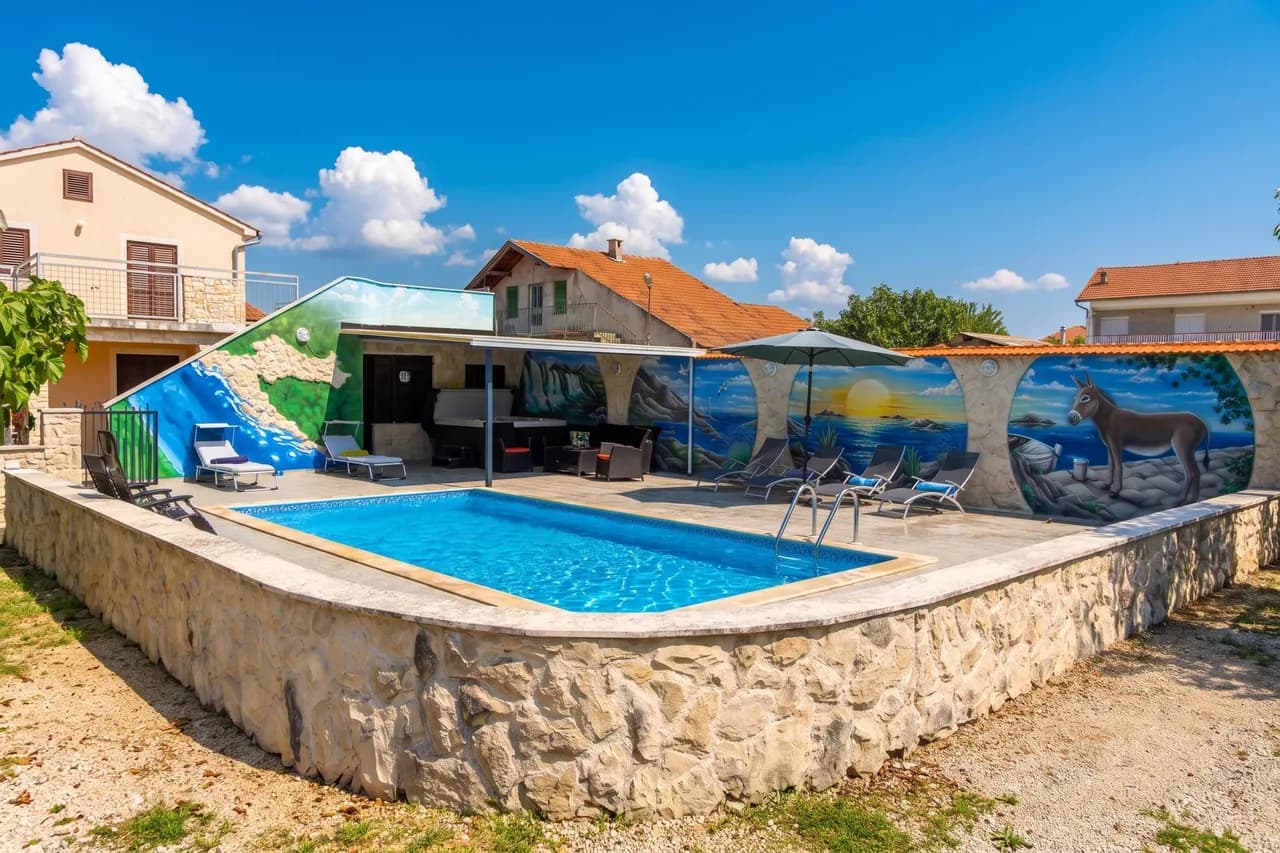 Seaside Pool and Jacuzzi Vacation Home in Pirovac