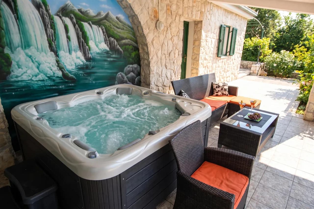 Seaside Pool and Jacuzzi Vacation Home in Pirovac photo 2