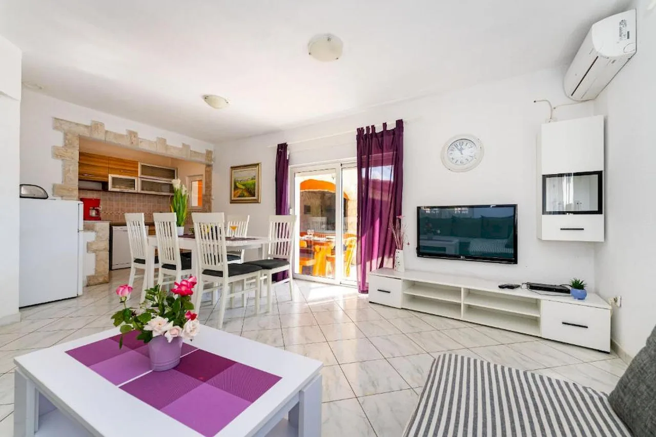 Seaside Pool and Jacuzzi Vacation Home in Pirovac photo 3