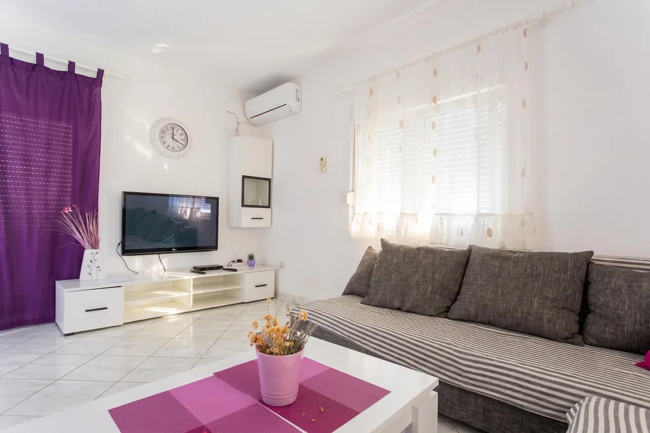Seaside Pool and Jacuzzi Vacation Home in Pirovac photo 4