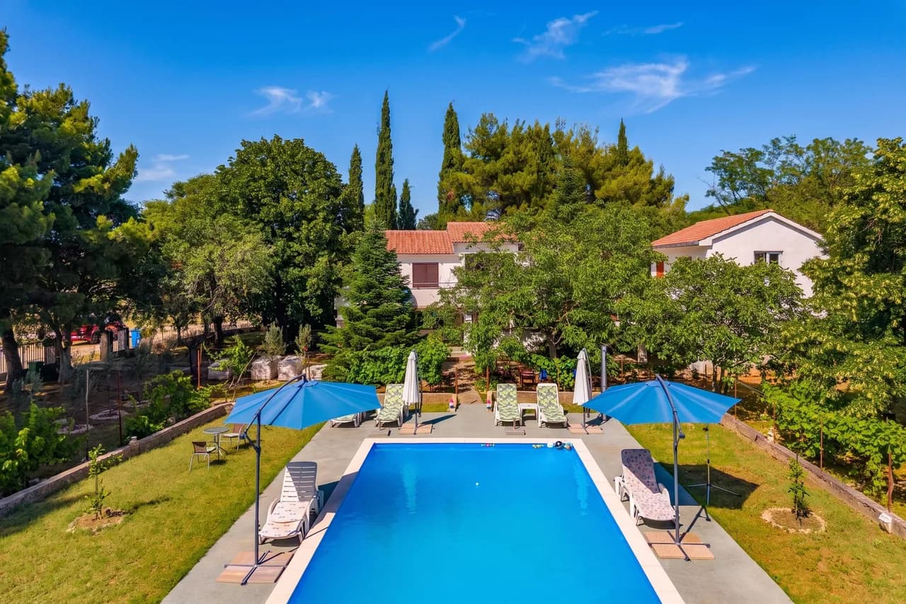 Tropical Pool and Garden Home in Jagodnja Gornja