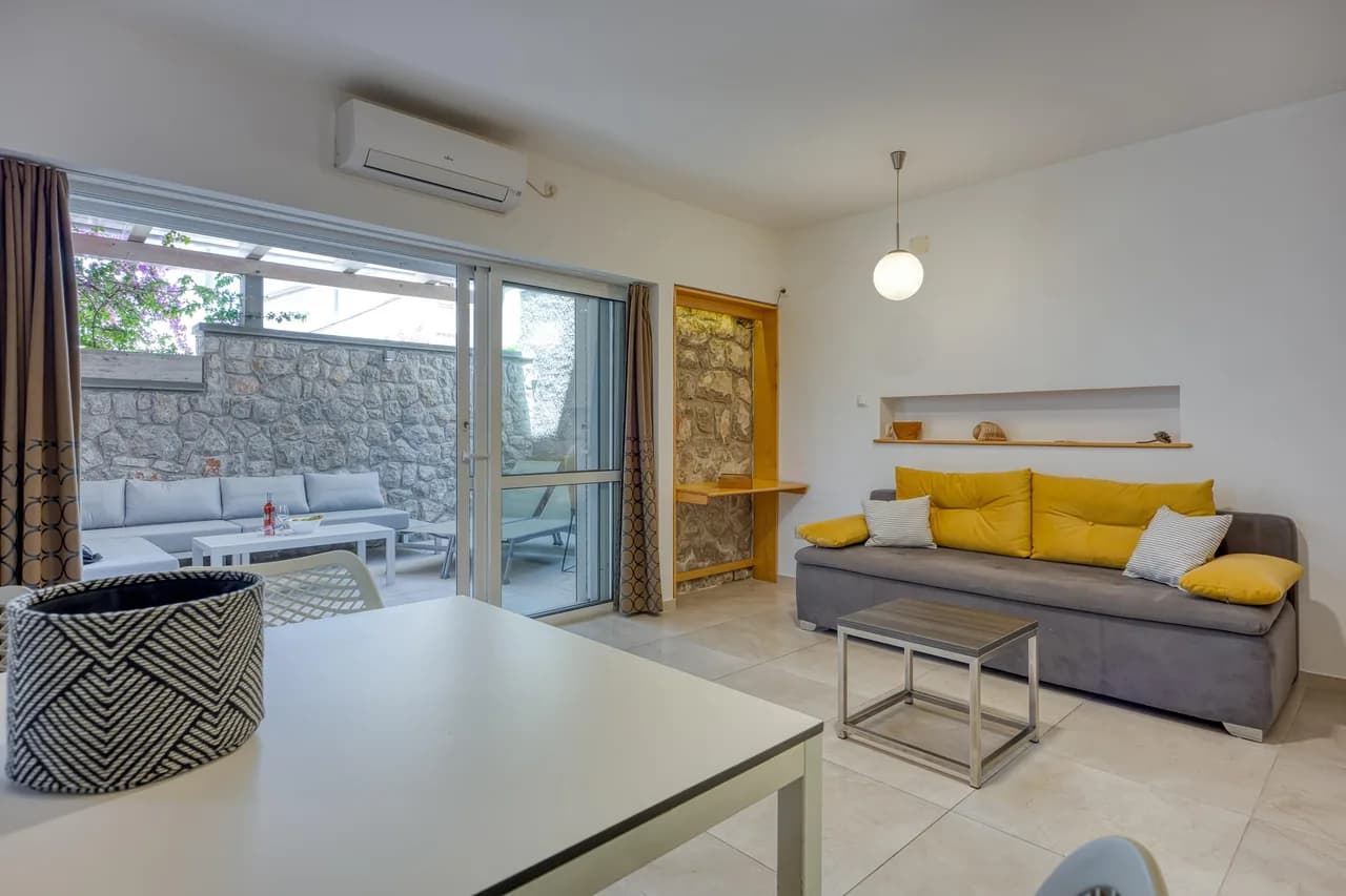 Bougainvillea Old Town Apartment /w Terrace