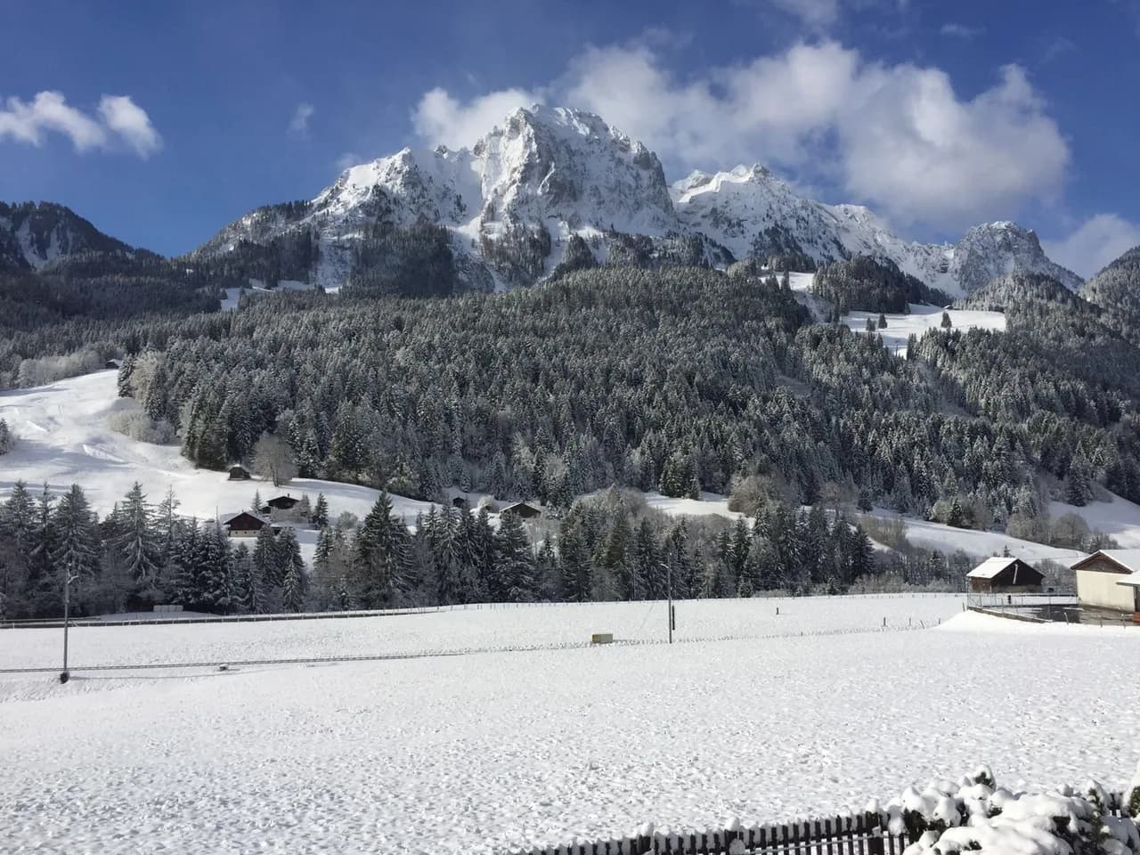 Luxurious Chalet with Hot Tub right next to Gstaad photo 5