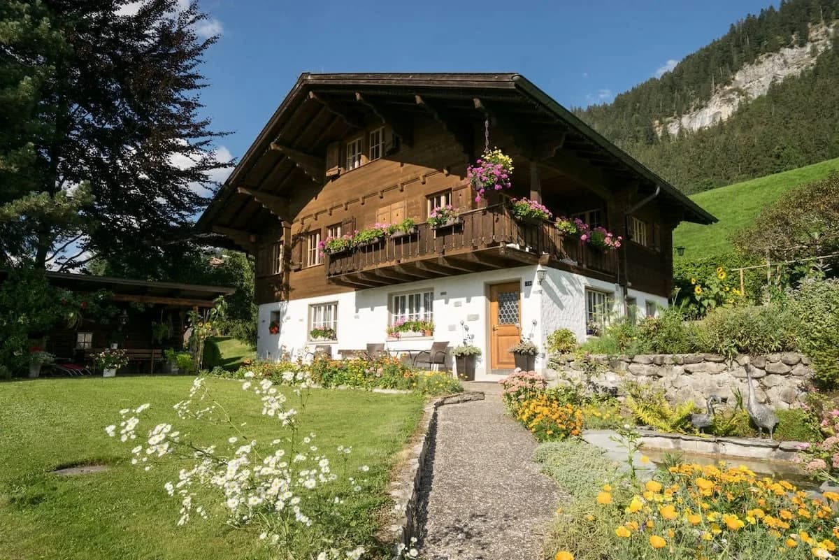 Gstaad Duplex Flat - Amazing Lake Chalet with pond