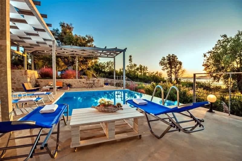 Luxurious Villa right on the beach - amazing views