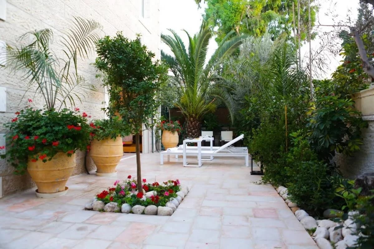 Amazing Duplex surrounded by Private Garden photo 2