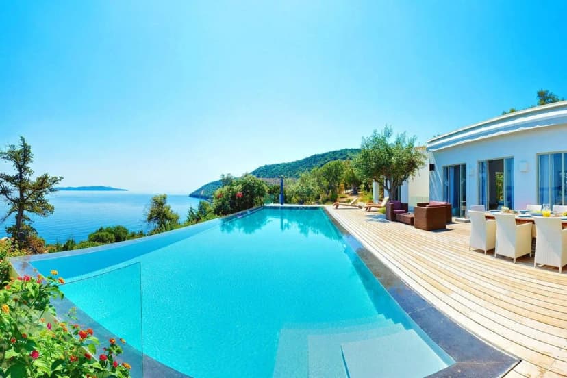 Super luxurious Villa right on the Sea front