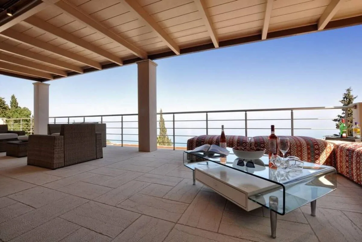 Luxury Seaside Estate with Pools photo 3