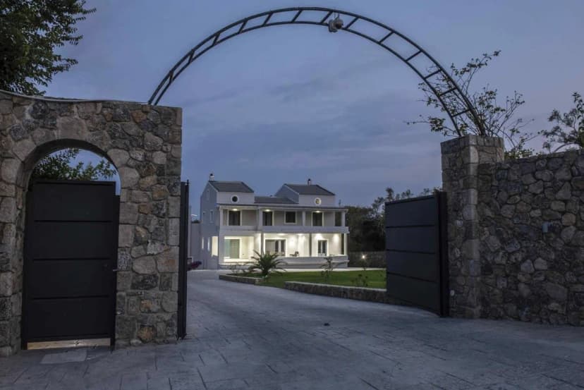 Luxury Modern Villa for 14 Guests, Next to Gouvia