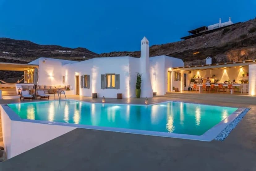 Luxurious Villa right by the Beach