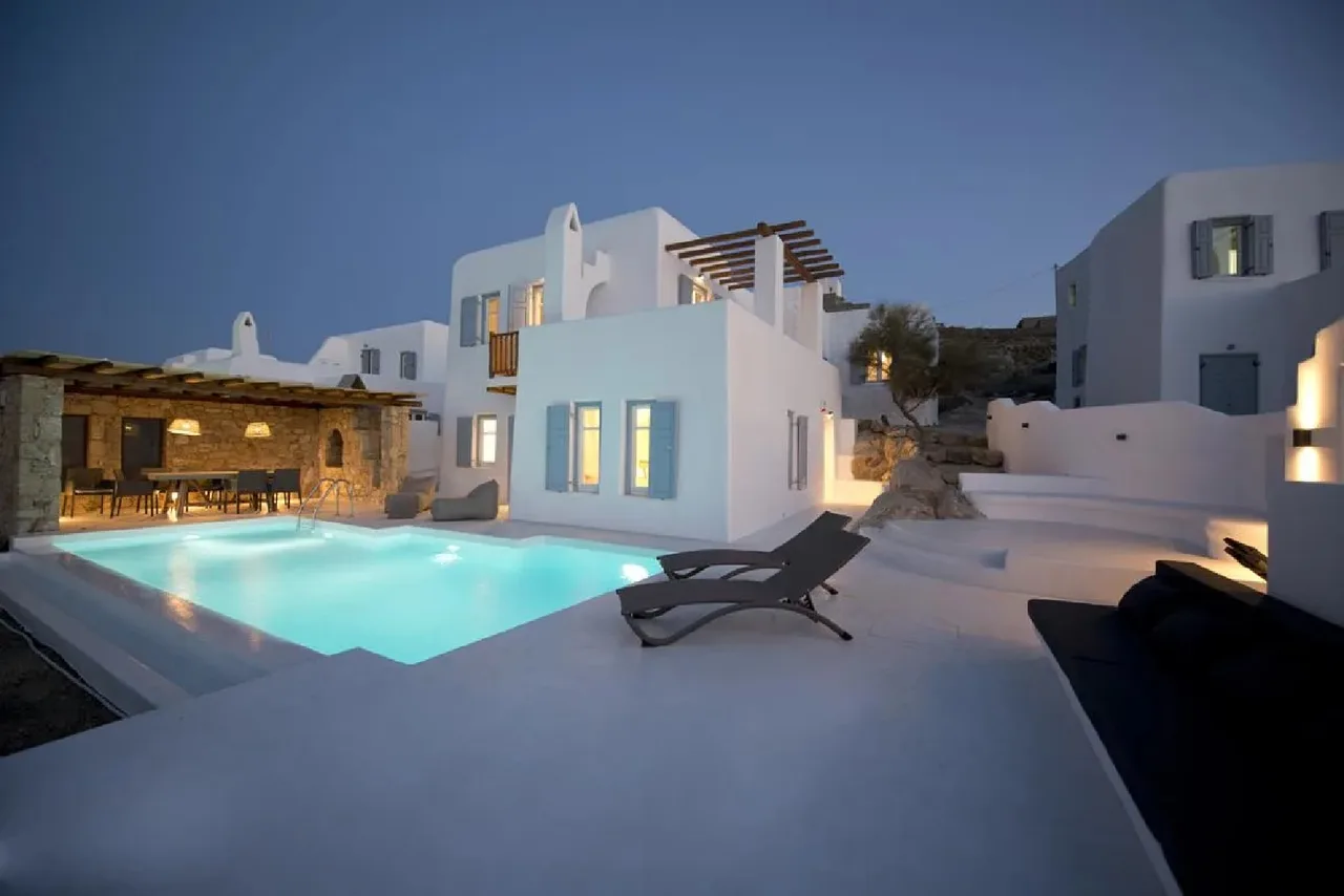 Bay Villa with Beach Views photo 3