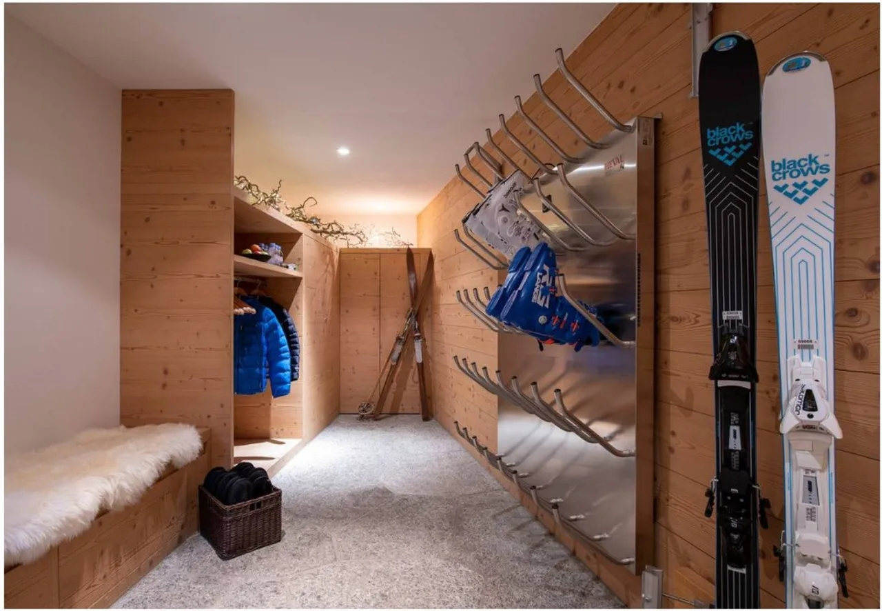 Elegant Alpine Chalet with Deluxe Wellness Facilities photo 2