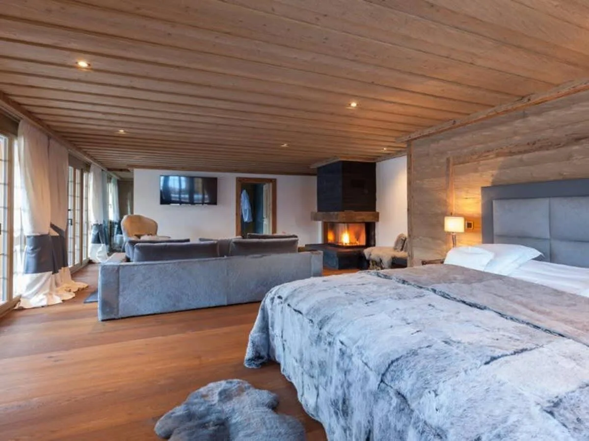 Stunning Modern Chalet with Indoor Pool and Spa photo 3