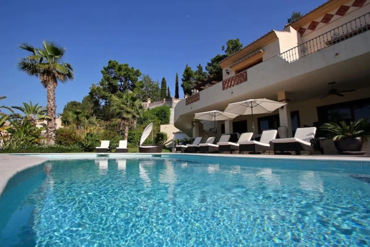 Finest 7 BR Villa with Grand Outdoor Pool Area