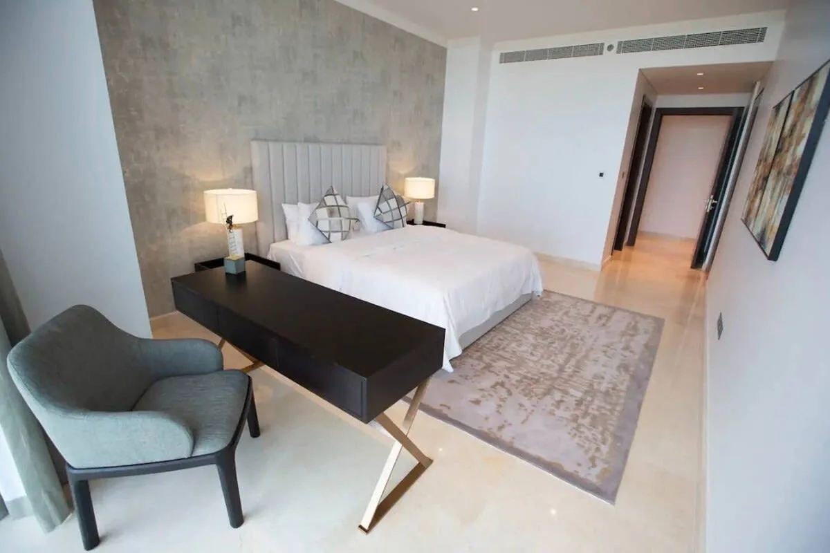 Luxurious and Glamorous Flat Facing Dubai Skyline photo 5