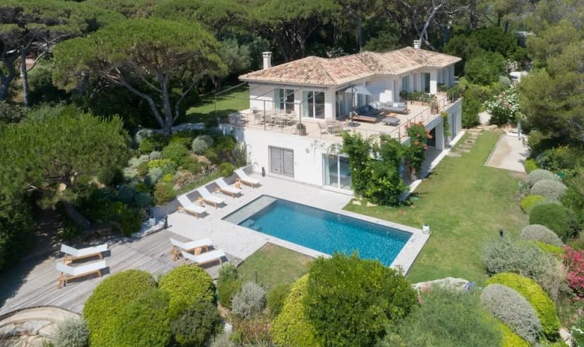 Elegant Villa overlooking the Sea