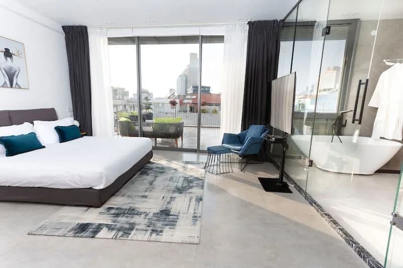 High Standard Mini Penthouse w/ Private Balcony photo 4