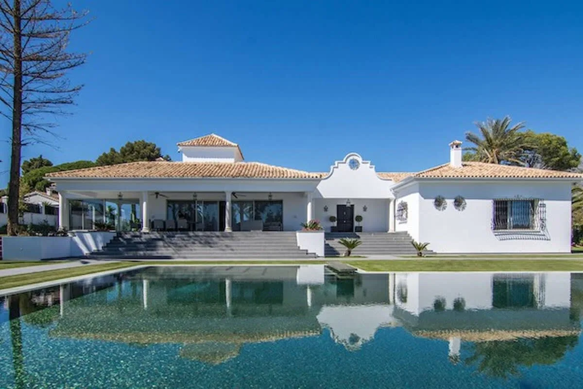 Spanish Art and Tech Villa with Wellness Hub photo 4