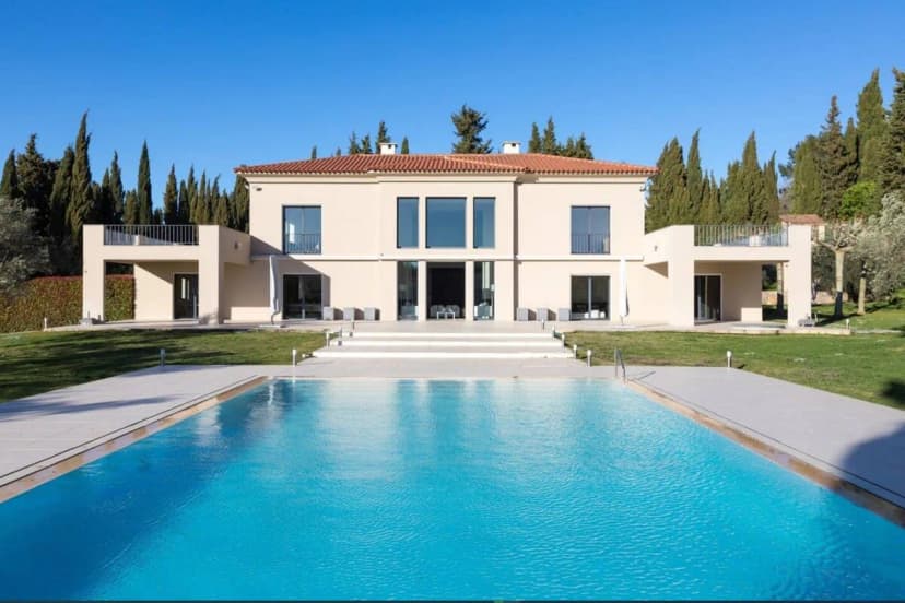 Fresh Deluxe Villa with Vast Pool House