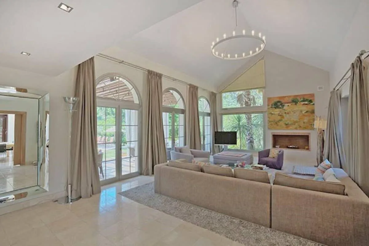 Beautiful Villa with Large Private Garden and Pool photo 2