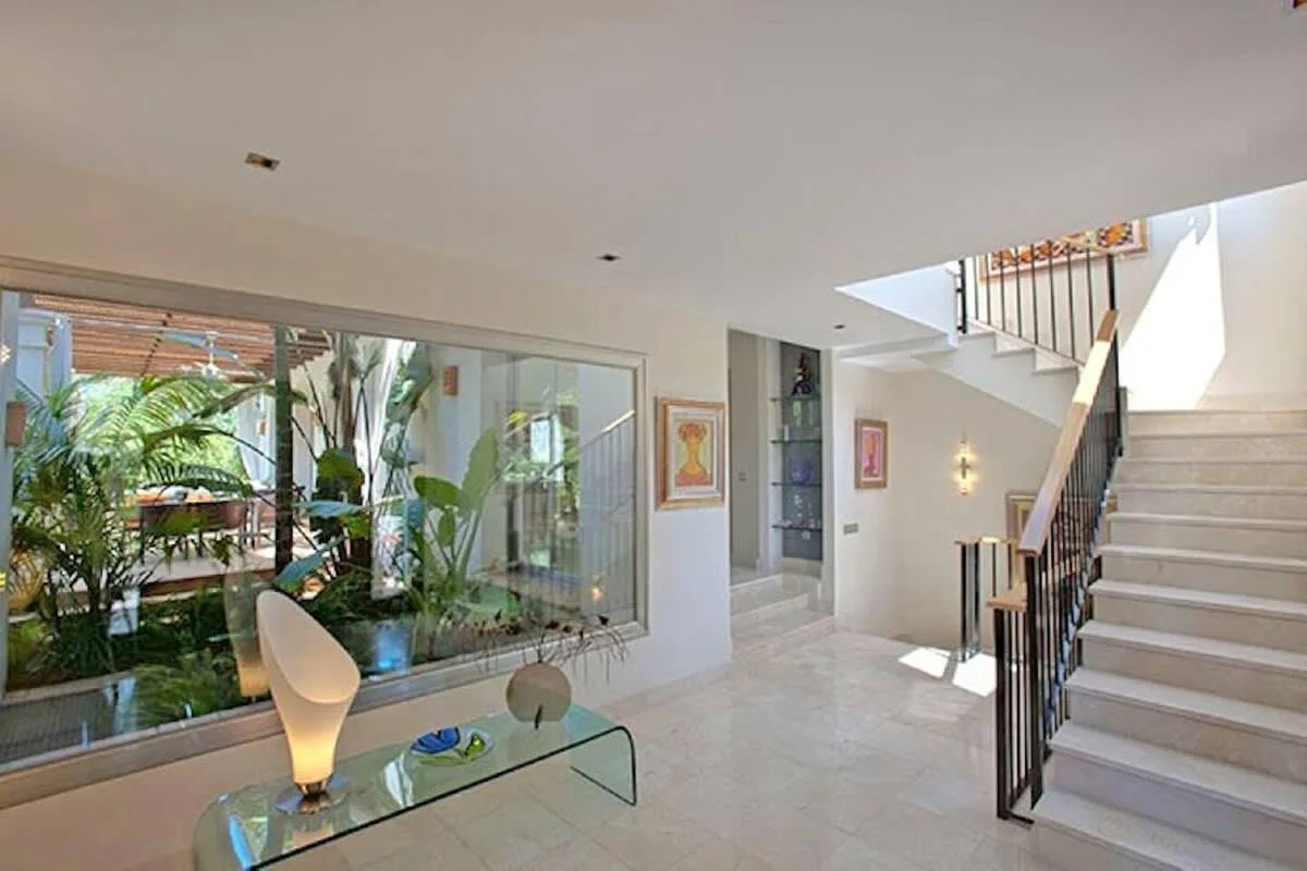 Beautiful Villa with Large Private Garden and Pool photo 3