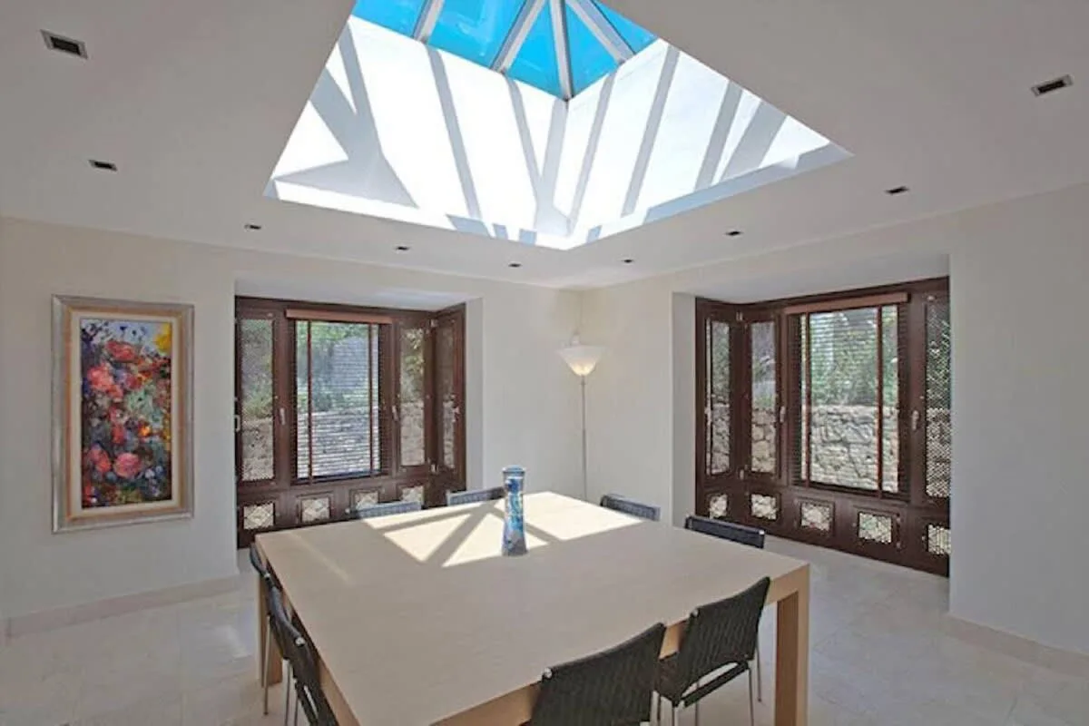 Beautiful Villa with Large Private Garden and Pool photo 4