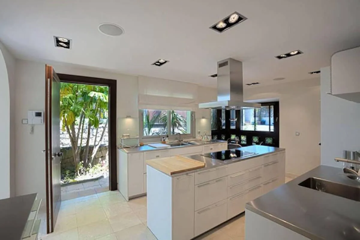 Beautiful Villa with Large Private Garden and Pool photo 5