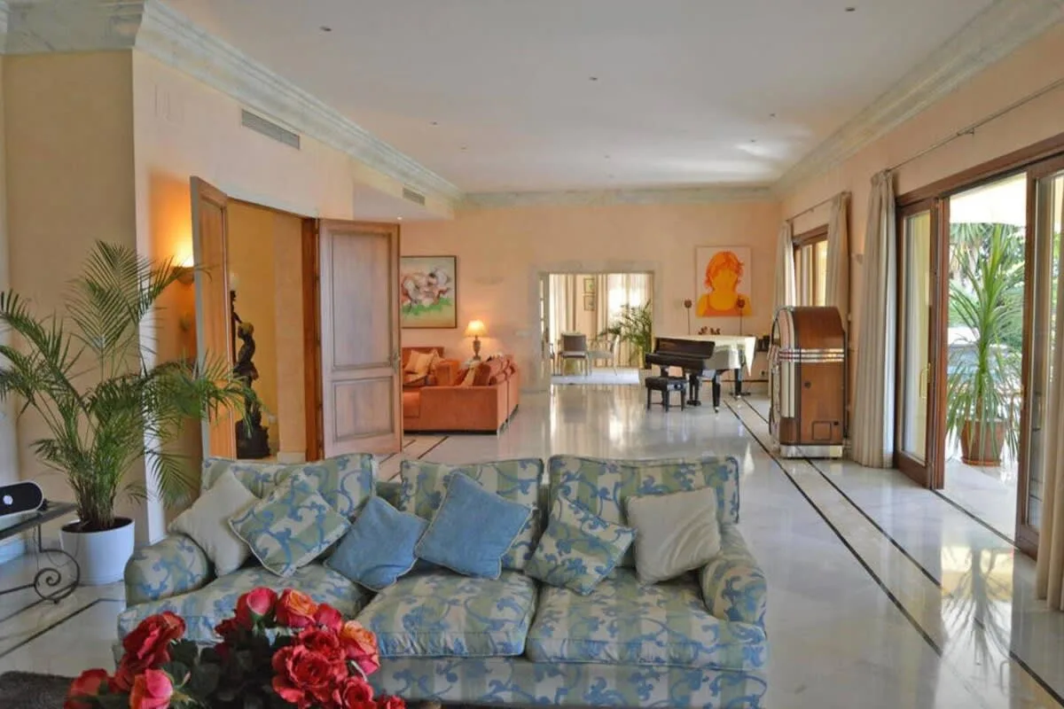 Seafront Villa in Guadalmina Baja photo 2