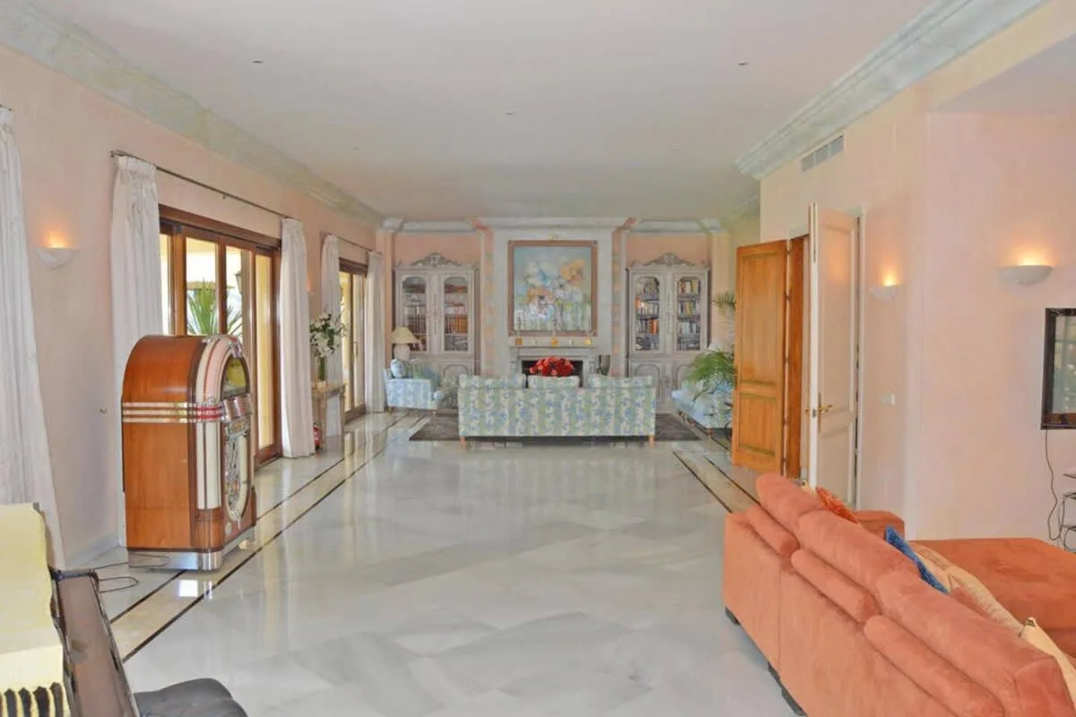 Seafront Villa in Guadalmina Baja photo 3