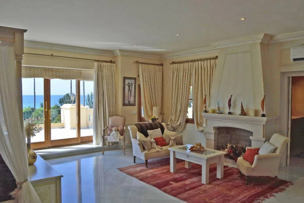 Seafront Villa in Guadalmina Baja photo 4