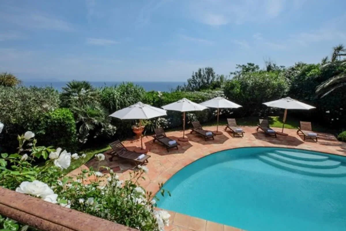 Magnificent Villa in Private Estate photo 2