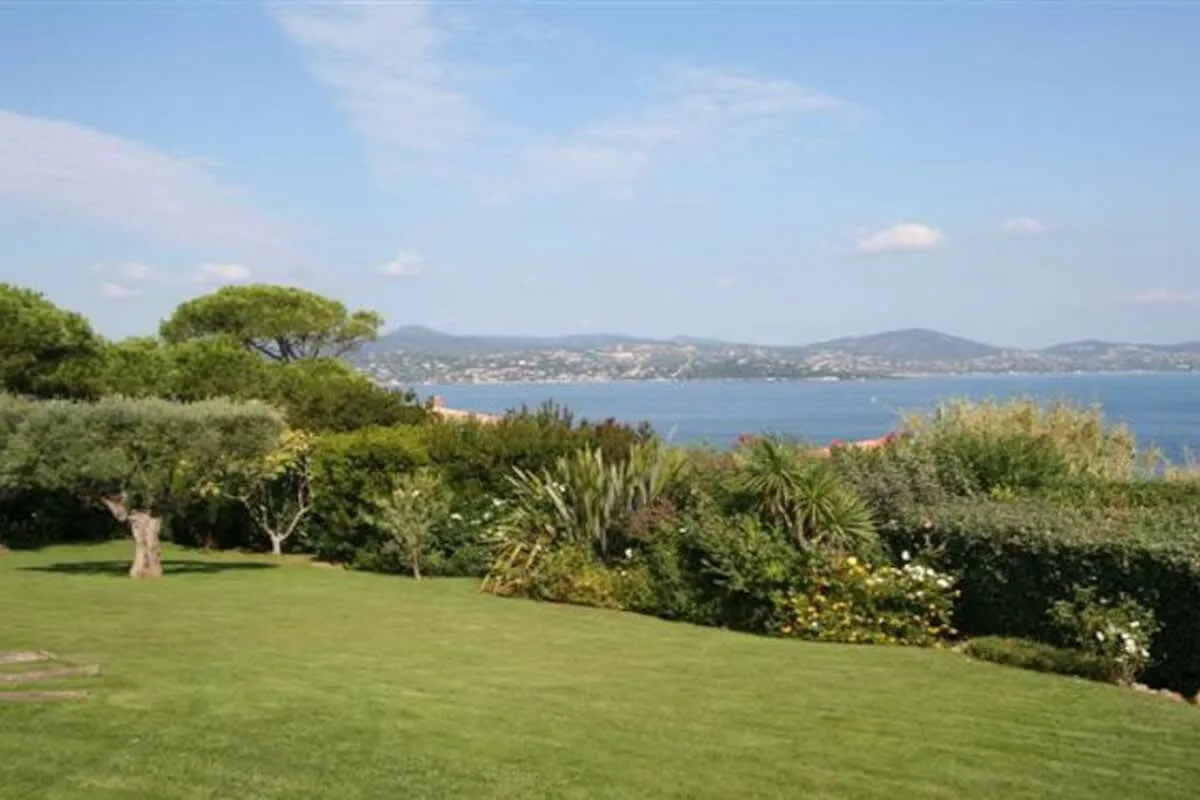 Magnificent Villa in Private Estate photo 3