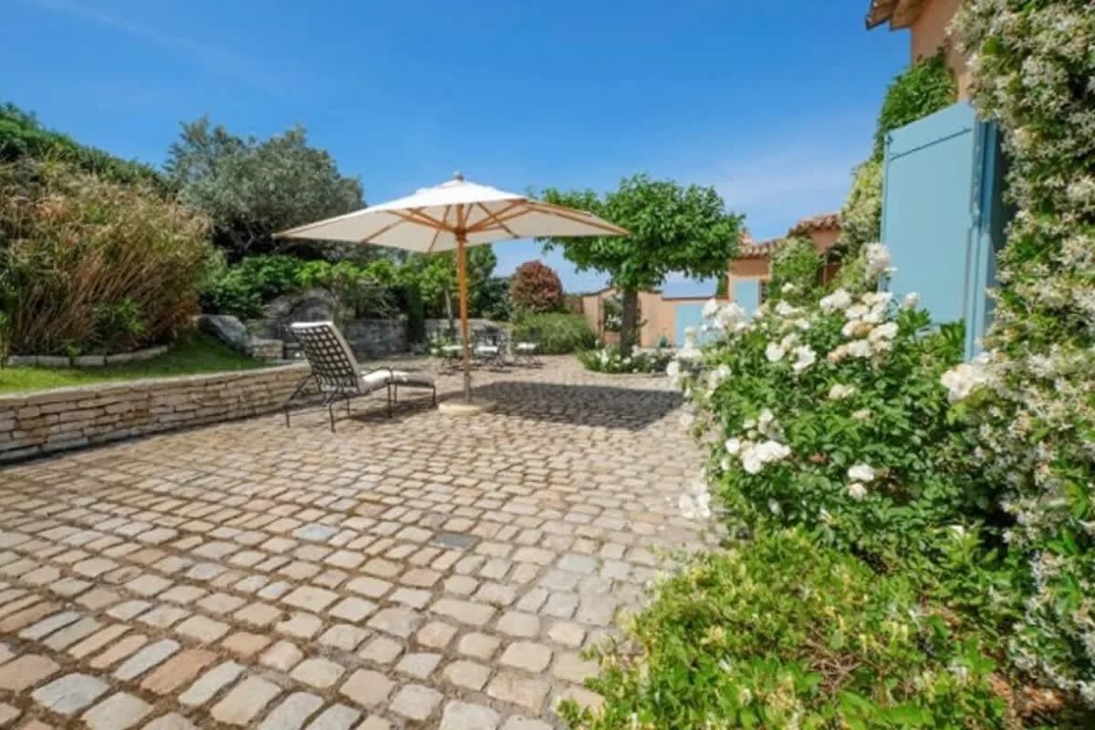 Magnificent Villa in Private Estate photo 4