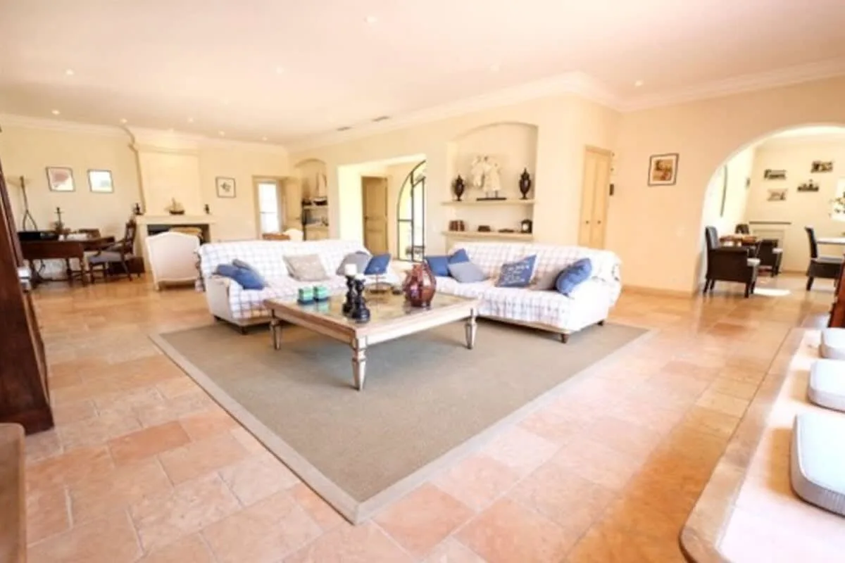 Magnificent Villa in Private Estate photo 5