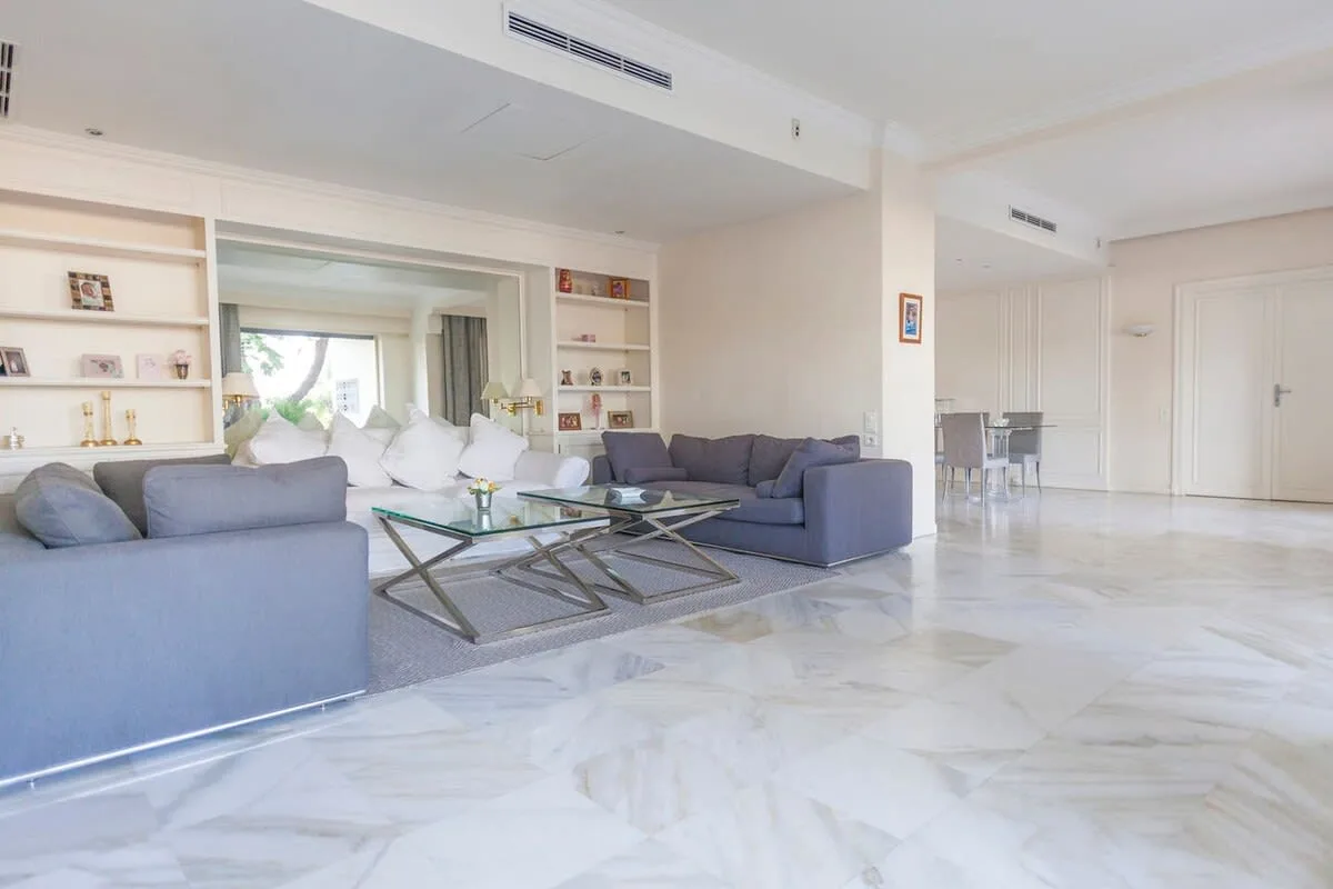 Spacious Prime Apartment photo 2