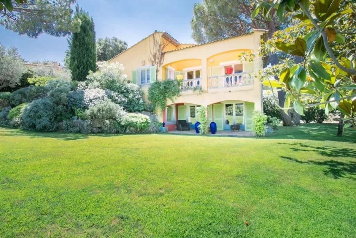 Amazing Villa on Shoreline photo 2