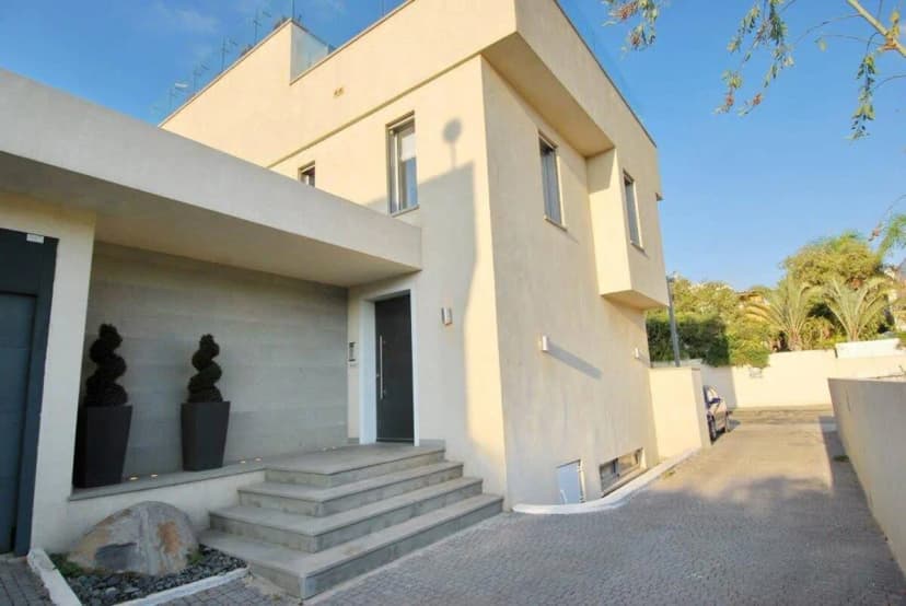 New Villa with Pool near Beach