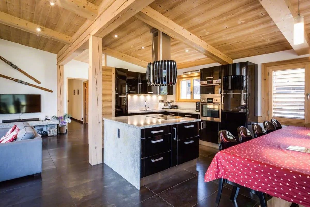 Classic and Elegant Spacious Chalet photo 2