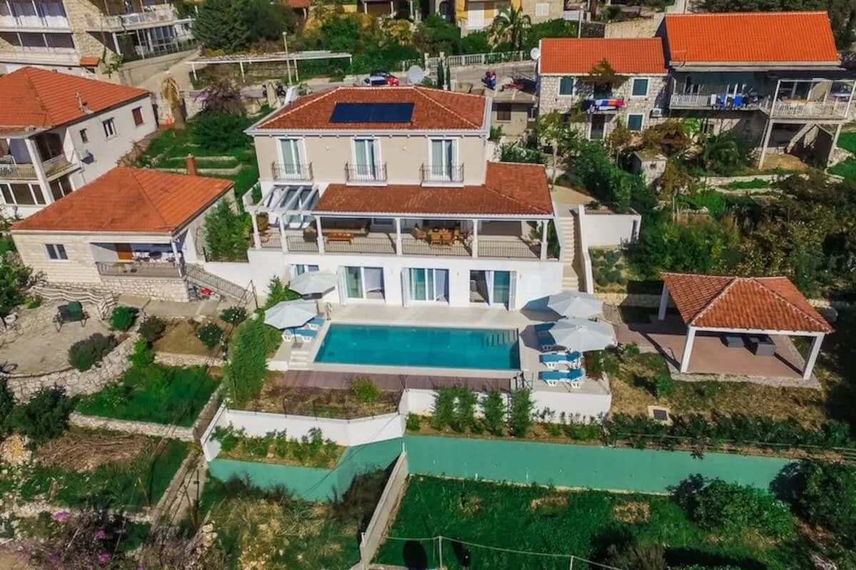 Vast Sterling Villa near Orphee Beach photo 3