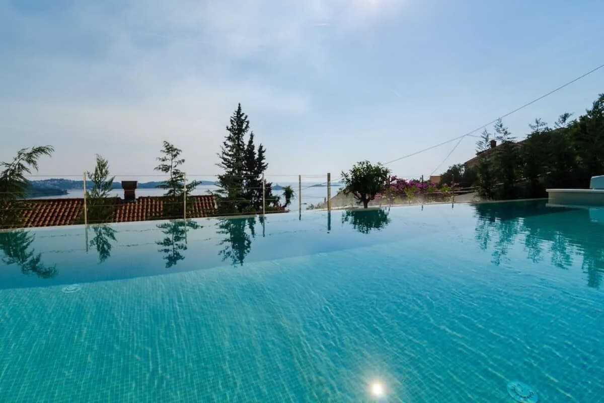 Vast Sterling Villa near Orphee Beach photo 4