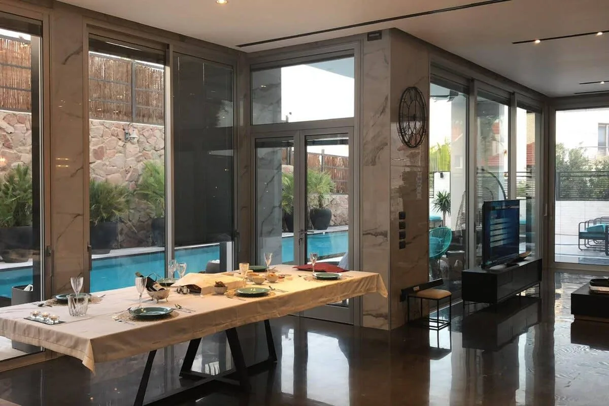 Dazzling Villa Built in Contemporary Style photo 2