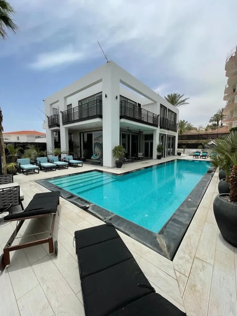 Dazzling Villa Built in Contemporary Style photo 5