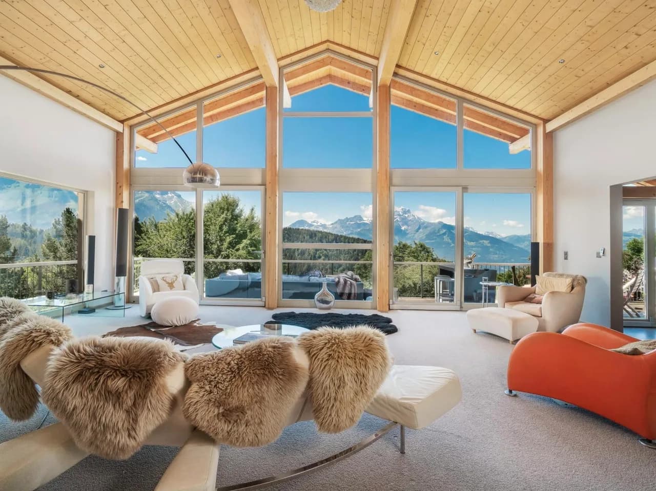 Luxury Ski Chalet with Gym and Jacuzzi photo 2