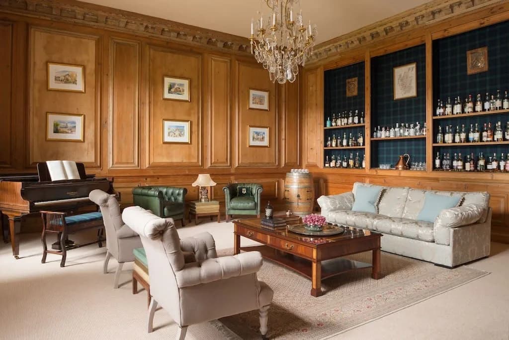 Bornial Style Mansion with Entertainment Facility photo 5