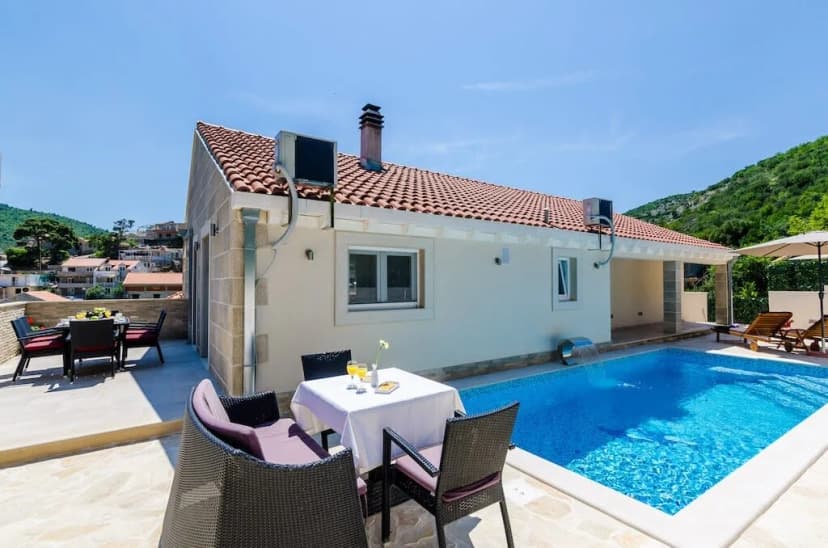 Sweet Harmony Villa Located in Makosica
