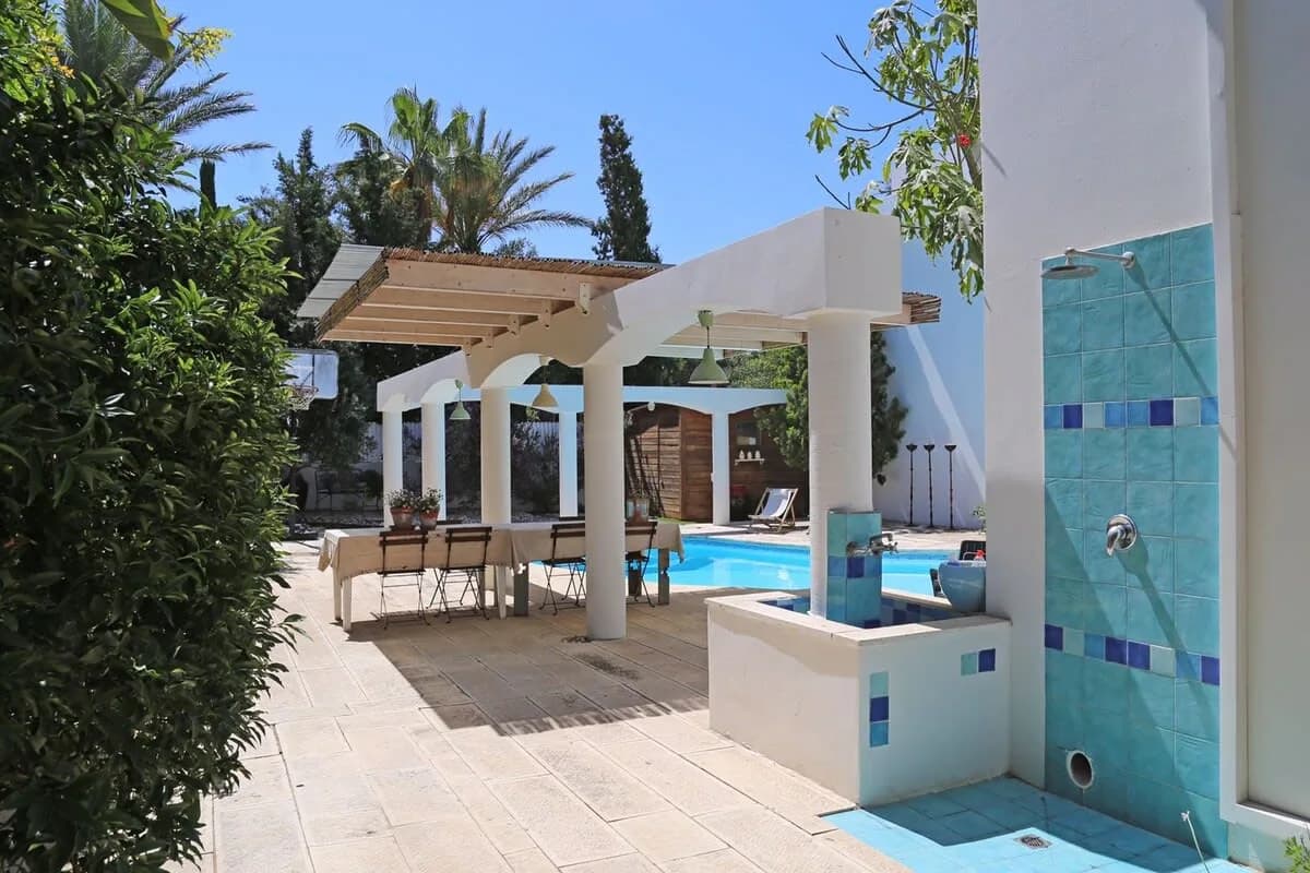 Stunning Villa with Amazing Pool and Courtyard photo 2
