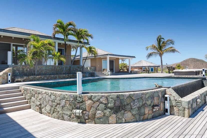 Superb Villa with Infinity Pool and Amazing Sea